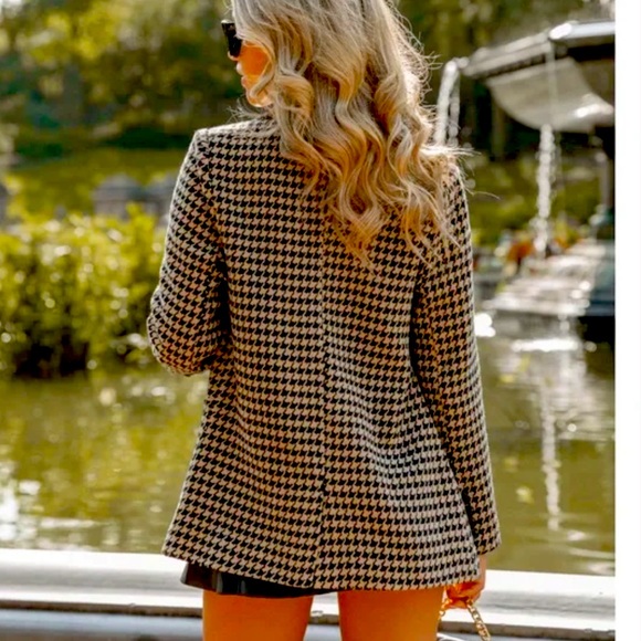 At Its Finest Pocketed Houndstooth Blazer
One Button Closure
Size XS - Picture 12 of 12